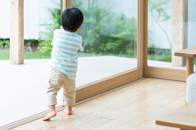 窓辺で過ごす子どものイメージ