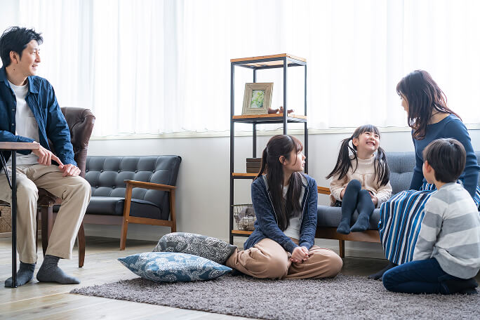 家族が快適に過ごす室内のイメージ